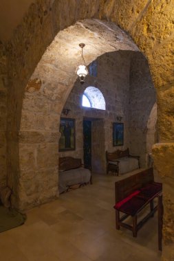 Mardin Midyat bölgesi Mor Gabriel Manastırı. Mavi gökyüzü ile çekilmiş eşsiz mimari detaylar.