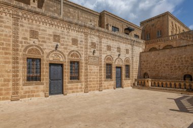 Mardin Midyat bölgesi Mor Gabriel Manastırı. Mavi gökyüzü ile çekilmiş eşsiz mimari detaylar.