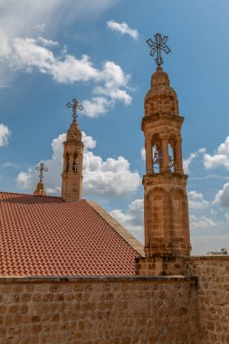 Mardin Midyat bölgesi Mor Gabriel Manastırı. Mavi gökyüzü ile çekilmiş eşsiz mimari detaylar.