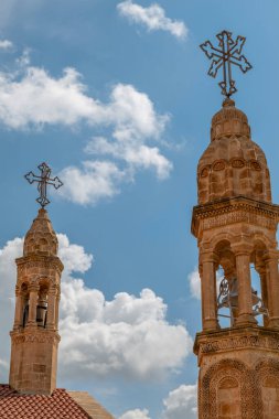 Mardin Midyat bölgesi Mor Gabriel Manastırı. Mavi gökyüzü ile çekilmiş eşsiz mimari detaylar.