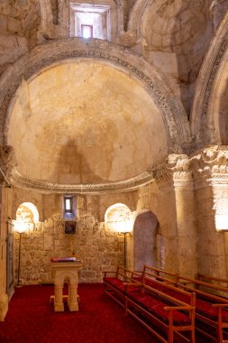 Mardin 'in Midyat ilçesine bağlı Anitli köyünde bulunan Bakire Meryem Manastırı' nın eşsiz mimari detayları ve mavi gökyüzü
