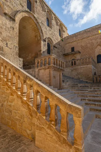 Mardin Deyrulzafaran Manastırı 'nın taş bina fotoğrafları çeşitli açılardan çekilmiş.