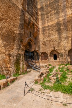 Mardin Dara Antik Şehir Mezarlığı Bölümü Eski Yerleşim ve Yeraltı Sarnıç ve Zindanı Aydınlandı