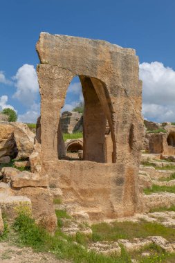 Mardin Dara Antik Şehir Mezarlığı Bölümü Eski Yerleşim ve Yeraltı Sarnıç ve Zindanı Aydınlandı