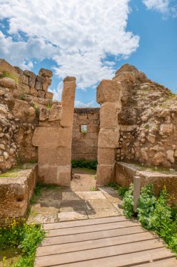 Mardin Dara Antik Şehir Mezarlığı Bölümü Eski Yerleşim ve Yeraltı Sarnıç ve Zindanı Aydınlandı
