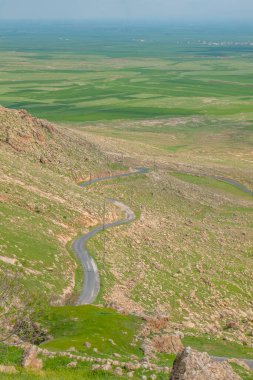 Mardin Mor Evgin Manastırı dağın tepesine inşa edilmiş ve inzivaya çekilmiş taş sanatında ruhban sınıfına hizmet vermektedir.