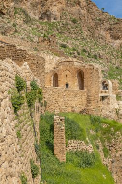 Mardin Mor Evgin Manastırı dağın tepesine inşa edilmiş ve inzivaya çekilmiş taş sanatında ruhban sınıfına hizmet vermektedir.