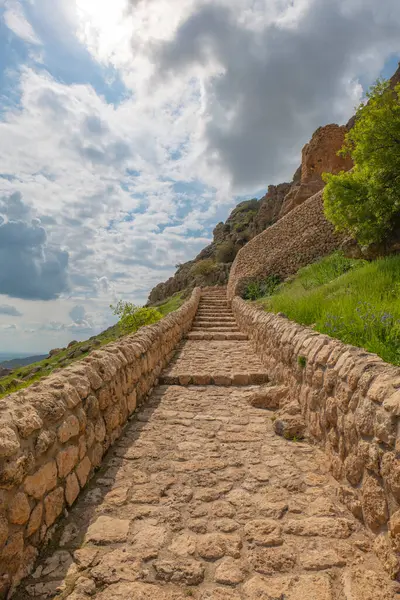 Mardin Mor Evgin Manastırı dağın tepesine inşa edilmiş ve inzivaya çekilmiş taş sanatında ruhban sınıfına hizmet vermektedir.