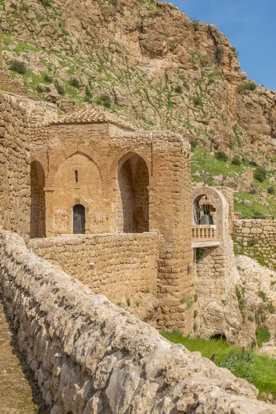 Mardin Mor Evgin Manastırı dağın tepesine inşa edilmiş ve inzivaya çekilmiş taş sanatında ruhban sınıfına hizmet vermektedir.