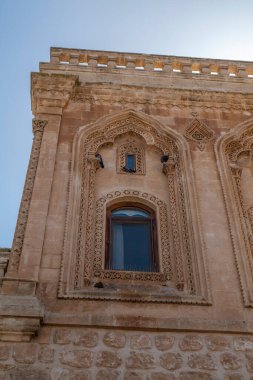 Mardin Midyat ilçesi turistik eski şehir geneli sokakların gündüz fotoğraflarını izliyor