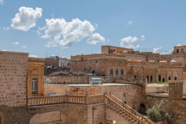 Mardin Midyat ilçesi turistik eski şehir geneli sokakların gündüz fotoğraflarını izliyor