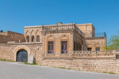 Mardin Midyat ilçesi turistik eski şehir geneli sokakların gündüz fotoğraflarını izliyor
