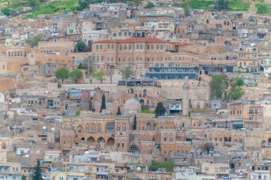 Mardin turistik eski şehir geneli caddeleri gece gündüz geziyor.