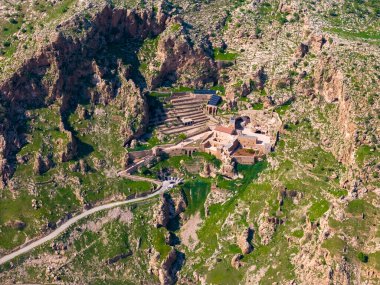 Mardin Mor Evgin Manastırı dağın tepesine inşa edilmiş ve inzivaya çekilmiş taş sanatında ruhban sınıfına hizmet vermektedir.