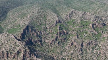 Mardin Mor Evgin Manastırı dağın tepesine inşa edilmiş ve inzivaya çekilmiş taş sanatında ruhban sınıfına hizmet vermektedir.