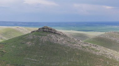 Mardin turistik eski şehir geneli caddeleri gece gündüz geziyor.