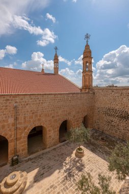 Mardin Midyat bölgesi Mor Gabriel Manastırı. Mavi gökyüzü ile çekilmiş eşsiz mimari detaylar.