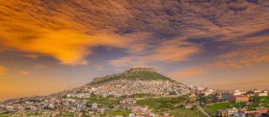 Mardin turistik eski şehir geneli caddeleri gece gündüz geziyor.