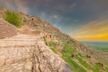 Mardin Mor Evgin Manastırı dağın tepesine inşa edilmiş ve inzivaya çekilmiş taş sanatında ruhban sınıfına hizmet vermektedir.