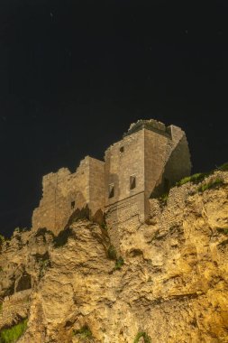 Mardin turistik eski şehir geneli caddeleri gece gündüz geziyor.