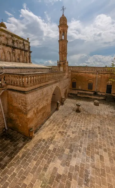 Mardin 'in Midyat ilçesine bağlı Anitli köyünde bulunan Bakire Meryem Manastırı' nın eşsiz mimari detayları ve mavi gökyüzü