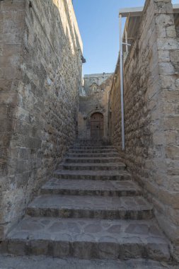 Mardin turistik eski şehir geneli caddeleri gece gündüz geziyor.