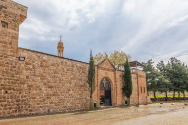Mardin 'in Midyat ilçesine bağlı Anitli köyünde bulunan Bakire Meryem Manastırı' nın eşsiz mimari detayları ve mavi gökyüzü