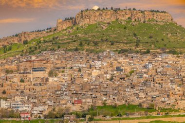 Mardin turistik eski şehir geneli caddeleri gece gündüz geziyor.