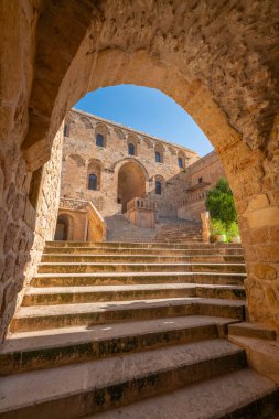 Mardin Deyrulzafaran Manastırı 'nın taş bina fotoğrafları çeşitli açılardan çekilmiş.