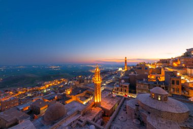 Mardin turistik eski şehir geneli caddeleri gece gündüz geziyor.