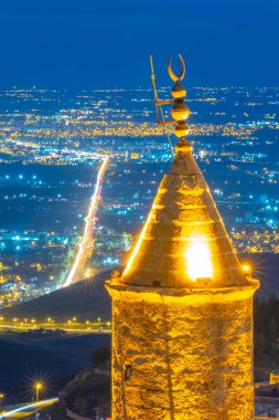 Mardin turistik eski şehir geneli caddeleri gece gündüz geziyor.