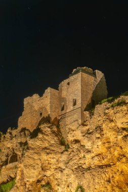 Mardin turistik eski şehir geneli caddeleri gece gündüz geziyor.