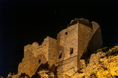 Mardin turistik eski şehir geneli caddeleri gece gündüz geziyor.