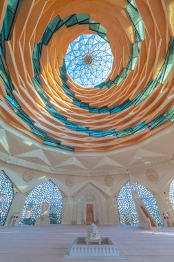 İstanbul Marmara Üniversitesi İlahiyat Fakültesi Camii 'nin iç ve dış görüntüleri