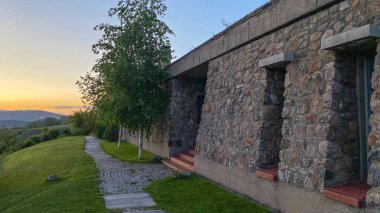 Bayburt, yüksek bir tepede müze manzarası pişiriyor. Coruh nehri ve gökyüzünde bulutlar olan güzel bir vadiye bakıyor.