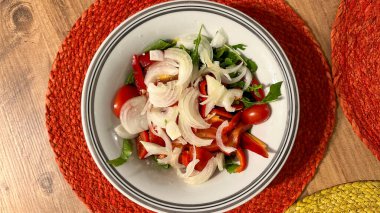 Kızarmış balık ve salata tabakta servis edilmeye hazır.