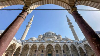 İstanbul şehir denizi Boğazı 'nın genel manzarası camileri gece gündüz birbirine bağlıyor