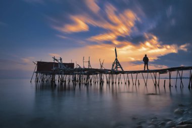 Tekirda 'nın Marmara Denizi kıyısında ahşaptan yapılmış balıkçı iskeleleri.