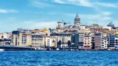 Türkiye İstanbul Boğazı Avrupa kıtasından Asya 'ya feribotla seyahat ederken denizden çekilen videolar Galata Boğazı Kızları Kulesi Liman ve Haydarpaa Tren İstasyonu