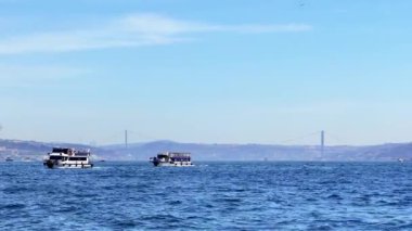 Türkiye İstanbul Boğazı Avrupa kıtasından Asya 'ya feribotla seyahat ederken denizden çekilen videolar Galata Boğazı Kızları Kulesi Liman ve Haydarpaa Tren İstasyonu