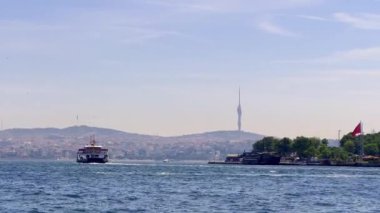 Türkiye İstanbul Boğazı Avrupa kıtasından Asya 'ya feribotla seyahat ederken denizden çekilen videolar Galata Boğazı Kızları Kulesi Liman ve Haydarpaa Tren İstasyonu