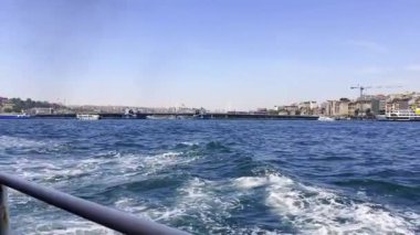 Türkiye İstanbul Boğazı Avrupa kıtasından Asya 'ya feribotla seyahat ederken denizden çekilen videolar Galata Boğazı Kızları Kulesi Liman ve Haydarpaa Tren İstasyonu