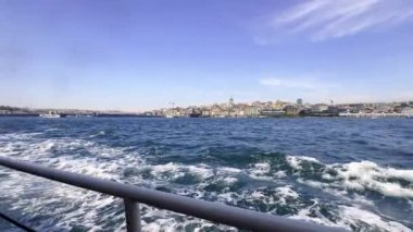 Türkiye İstanbul Boğazı Avrupa kıtasından Asya 'ya feribotla seyahat ederken denizden çekilen videolar Galata Boğazı Kızları Kulesi Liman ve Haydarpaa Tren İstasyonu