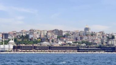 Türkiye İstanbul Boğazı Avrupa kıtasından Asya 'ya feribotla seyahat ederken denizden çekilen videolar Galata Boğazı Kızları Kulesi Liman ve Haydarpaa Tren İstasyonu