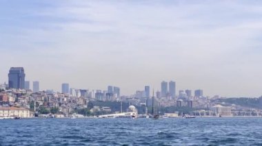 Türkiye İstanbul Boğazı Avrupa kıtasından Asya 'ya feribotla seyahat ederken denizden çekilen videolar Galata Boğazı Kızları Kulesi Liman ve Haydarpaa Tren İstasyonu