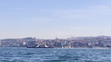 Türkiye İstanbul Boğazı Avrupa kıtasından Asya 'ya feribotla seyahat ederken denizden çekilen videolar Galata Boğazı Kızları Kulesi Liman ve Haydarpaa Tren İstasyonu