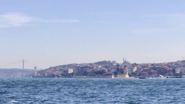 Türkiye İstanbul Boğazı Avrupa kıtasından Asya 'ya feribotla seyahat ederken denizden çekilen videolar Galata Boğazı Kızları Kulesi Liman ve Haydarpaa Tren İstasyonu