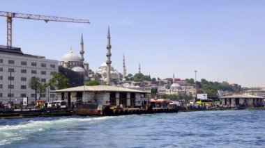 Türkiye İstanbul Boğazı Avrupa kıtasından Asya 'ya feribotla seyahat ederken denizden çekilen videolar Galata Boğazı Kızları Kulesi Liman ve Haydarpaa Tren İstasyonu