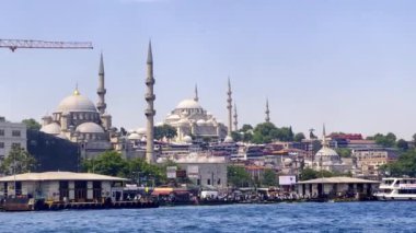 Türkiye İstanbul Boğazı Avrupa kıtasından Asya 'ya feribotla seyahat ederken denizden çekilen videolar Galata Boğazı Kızları Kulesi Liman ve Haydarpaa Tren İstasyonu