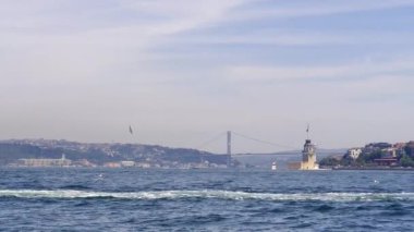 Türkiye İstanbul Boğazı Avrupa kıtasından Asya 'ya feribotla seyahat ederken denizden çekilen videolar Galata Boğazı Kızları Kulesi Liman ve Haydarpaa Tren İstasyonu
